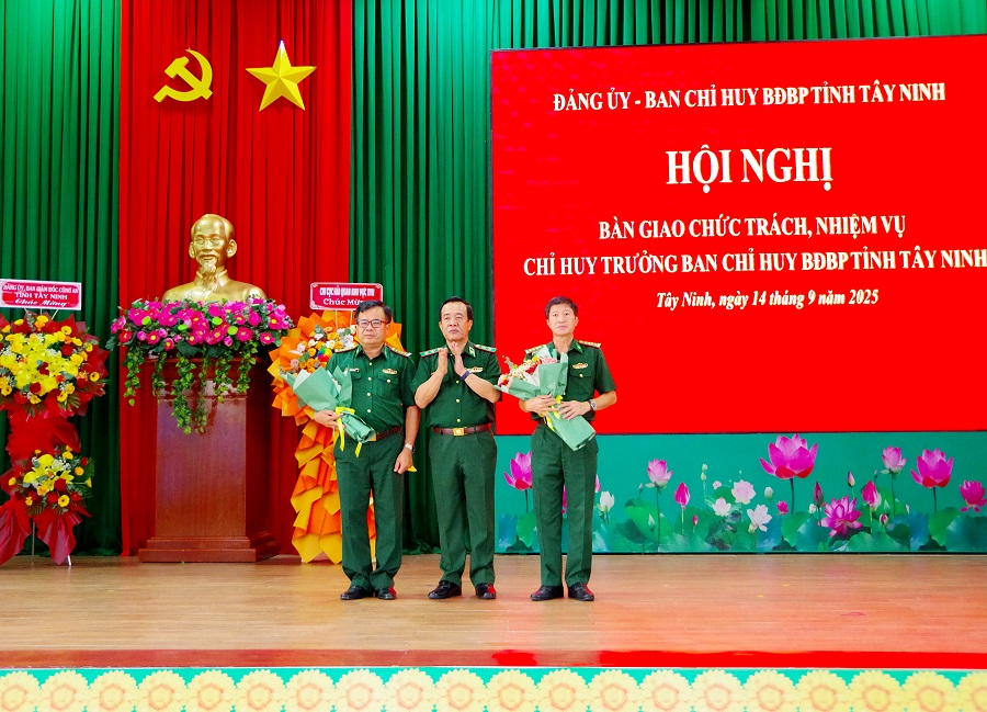 Bàn giao chức trách, nhiệm vụ Chỉ huy trưởng Bộ đội Biên phòng Tây Ninh