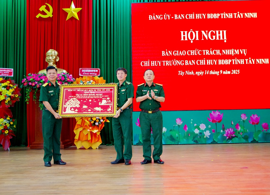 Đại diện Đảng ủy, Bộ Chỉ huy Quân sự tỉnh Tây Ninh trao quà lưu niệm tặng Đại tá Đàm Quang Ngoạt