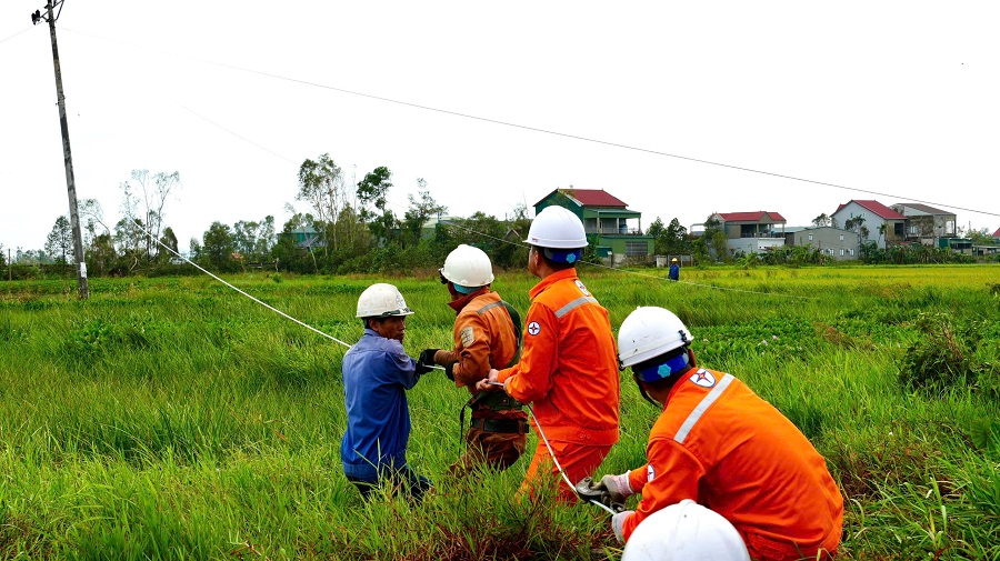 EVNNPC khôi phục hệ thống lưới điện bị ảnh hưởng bởi cơn bão số 5 trên địa bàn xã Can Lộc, Hà Tĩnh