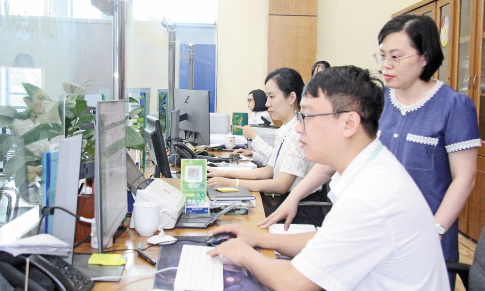 Cán bộ Sở Xây dựng tiếp nhận hồ sơ thực hiện theo cơ chế 