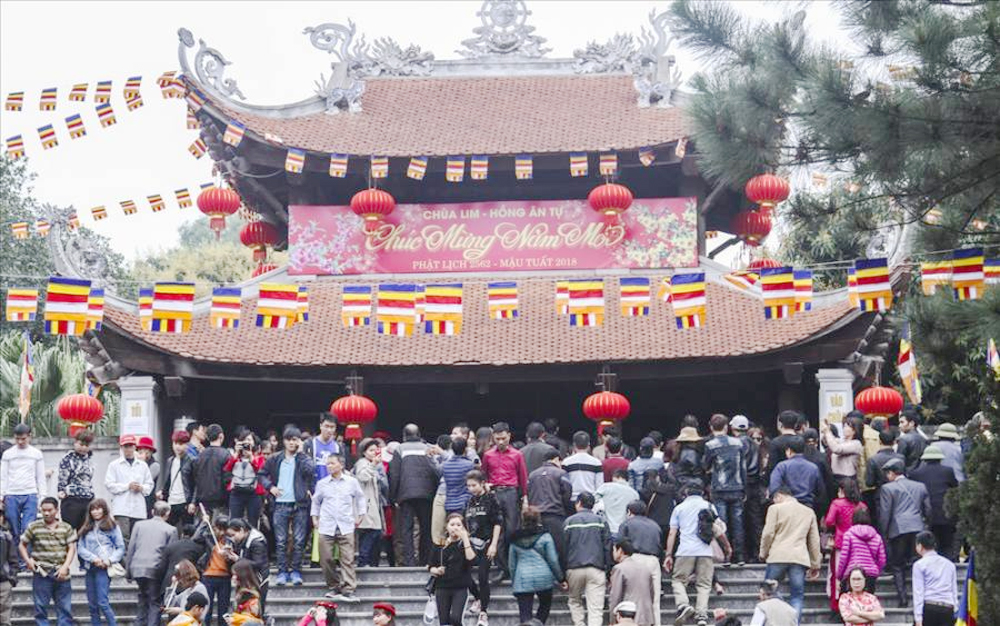 Chùa Lim nườm nượp đón khách thập phương nhờ tiếng vang của hội Lim. Chùa Lim nườm nượp đón khách thập phương nhờ tiếng vang của hội Lim.