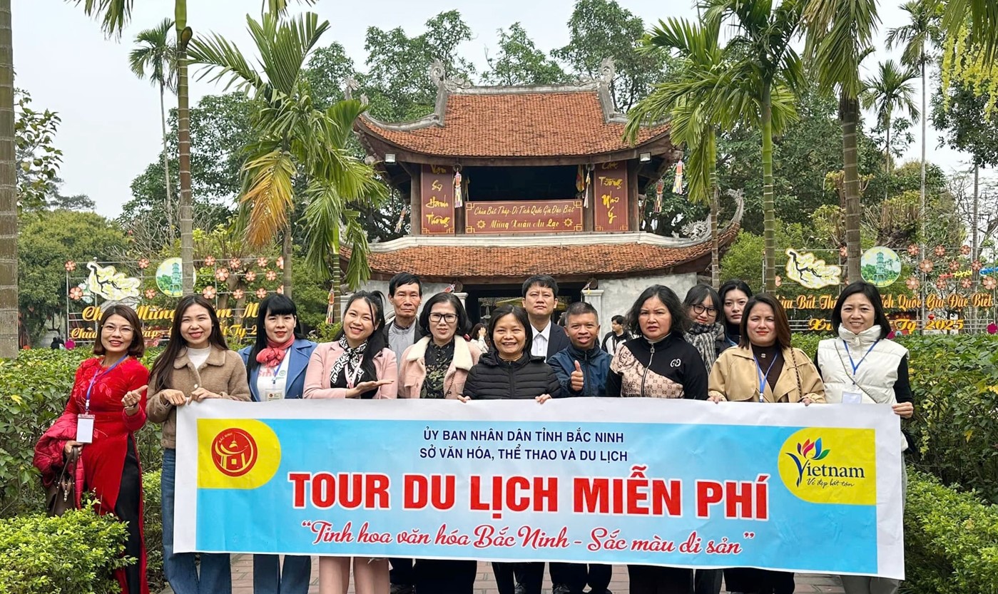 Các du khách tham gia chuyến du lịch miễn phí tại chùa Bút Tháp Các du khách tham gia chuyến du lịch miễn phí tại chùa Bút Tháp
