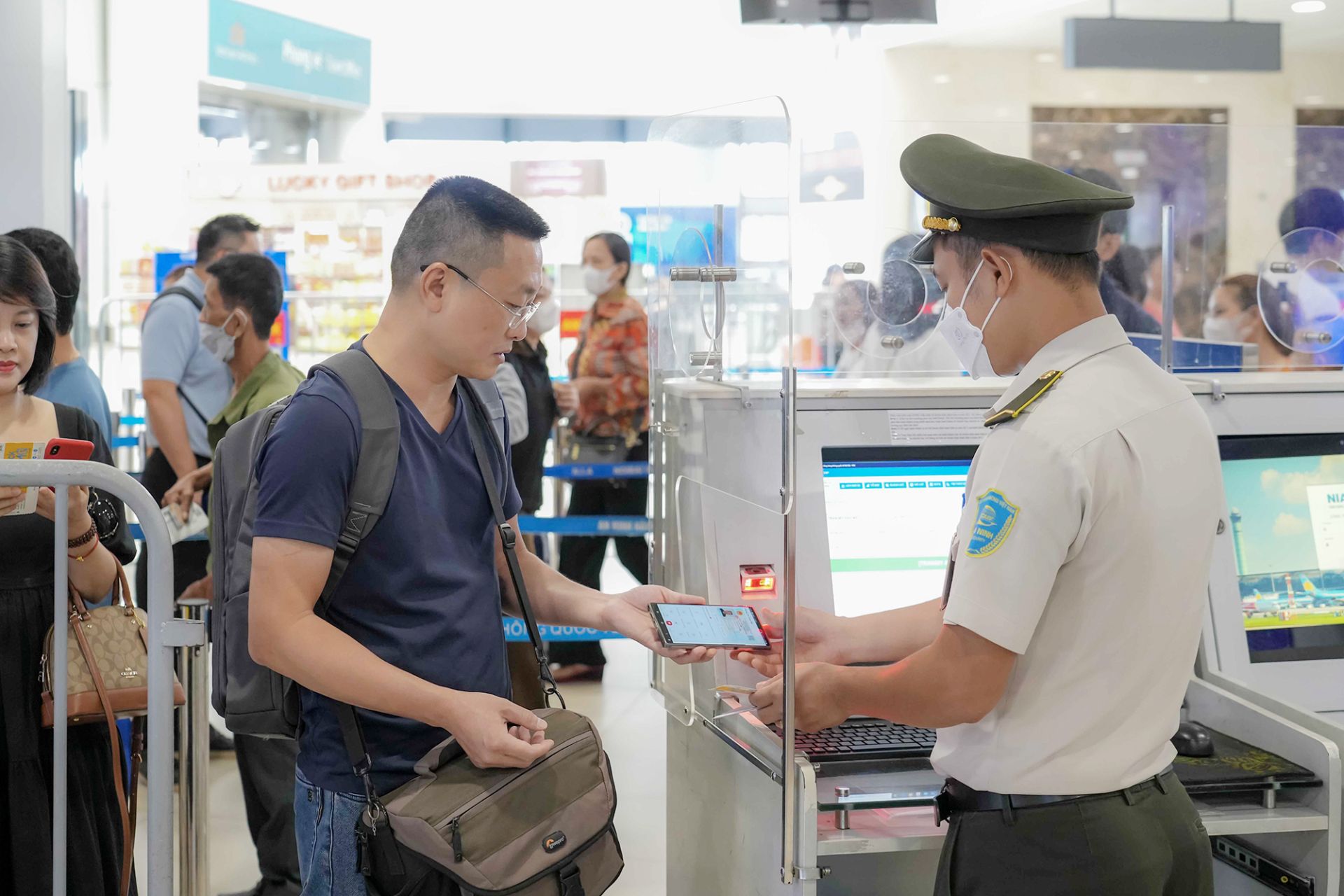 Hướng dẫn chi tiết làm thủ tục đi máy bay bằng VNeID, bỏ qua quầy check-in