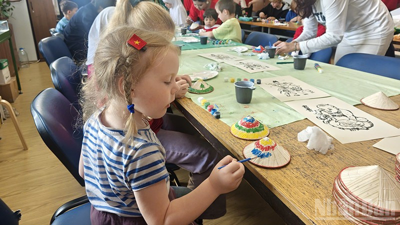 Thiếu nhi Nga trải nghiệm và tìm hiểu về đất nước Việt Nam xinh đẹp. Thiếu nhi Nga trải nghiệm và tìm hiểu về đất nước Việt Nam xinh đẹp.