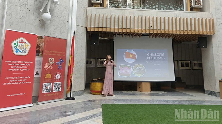 Chủ nhiệm Câu lạc bộ Văn hóa Việt Nam thuộc Đại học Kinh tế cao cấp HSE giới thiệu về đất nước, con người Việt Nam. Chủ nhiệm Câu lạc bộ Văn hóa Việt Nam thuộc Đại học Kinh tế cao cấp HSE giới thiệu về đất nước, con người Việt Nam.