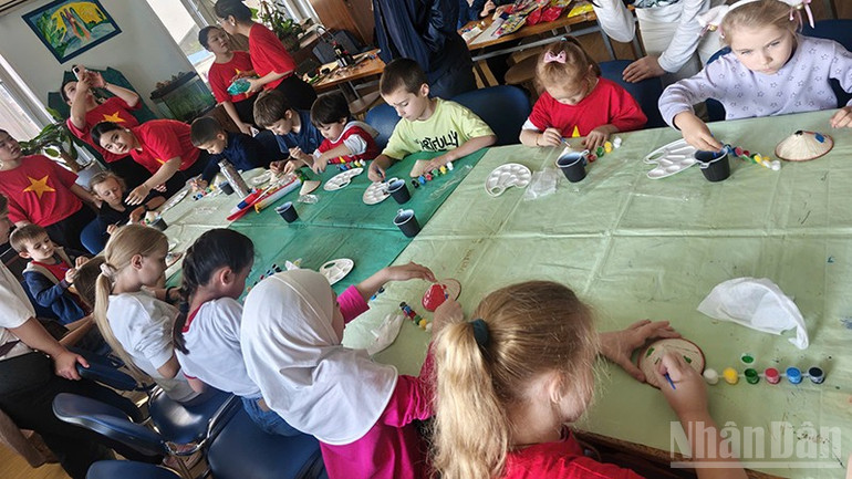 Các em thiếu nhi Nga hào hứng tham gia chương trình giới thiệu Văn hóa Việt Nam. Các em thiếu nhi Nga hào hứng tham gia chương trình giới thiệu Văn hóa Việt Nam.