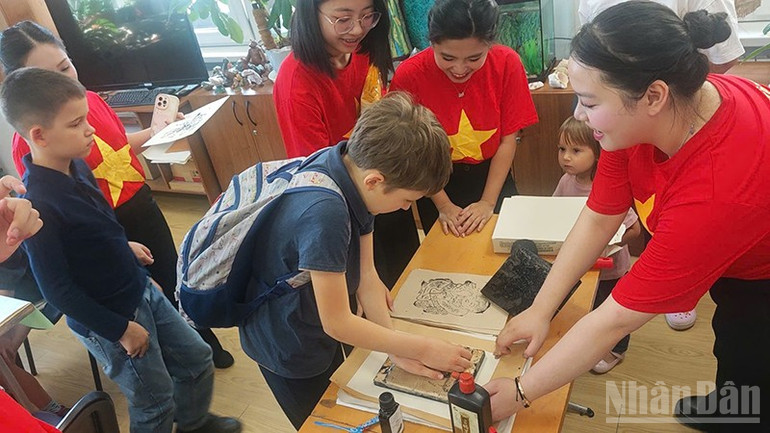 Các “nghệ nhân nhí” tự tay in những bức tranh Đông Hồ tại Các “nghệ nhân nhí” tự tay in những bức tranh Đông Hồ tại