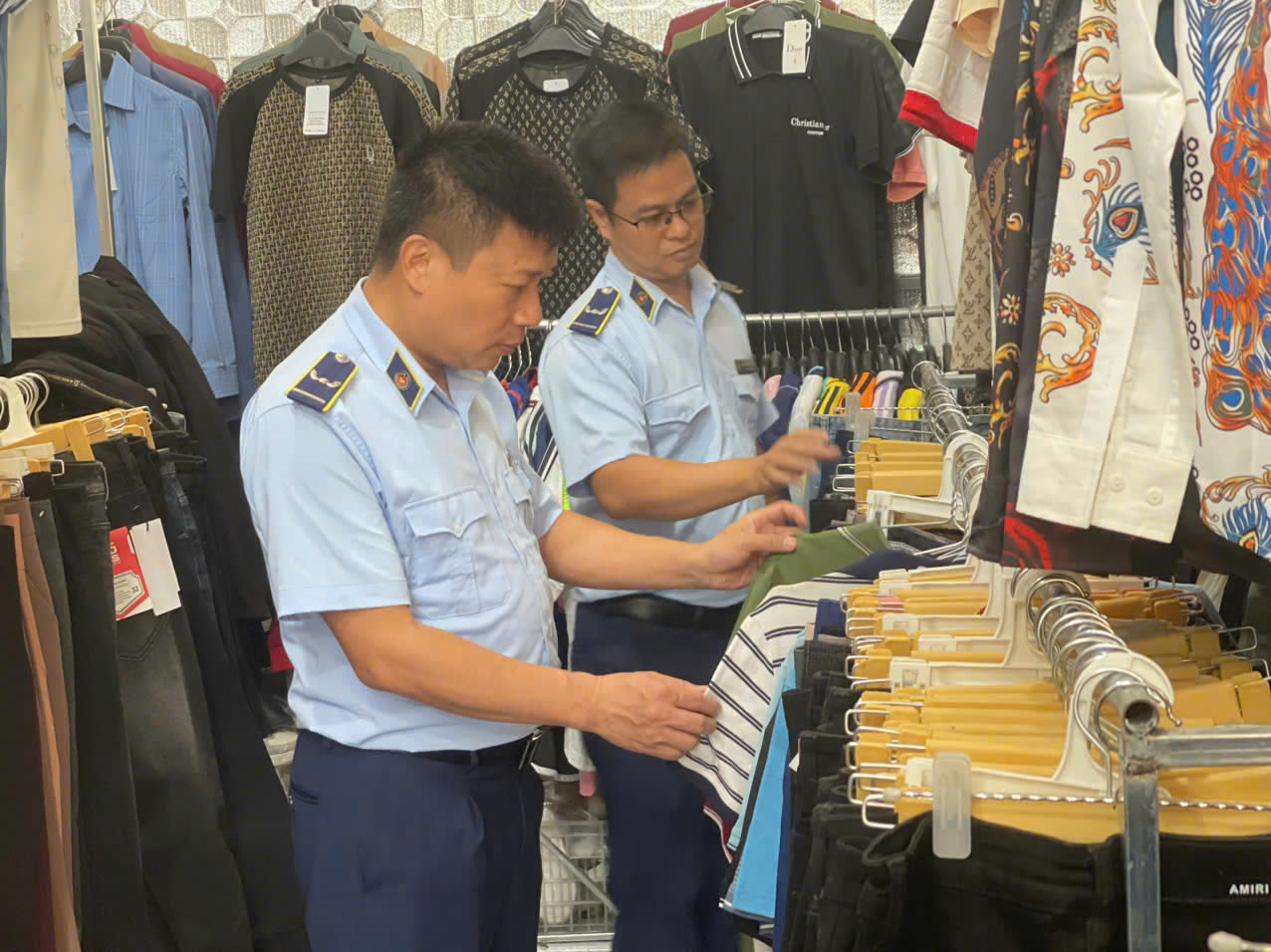 Cán bộ Đội QLTT số 2 kiểm tra tại cơ sở kinh doanh Cán bộ Đội QLTT số 2 kiểm tra tại cơ sở kinh doanh