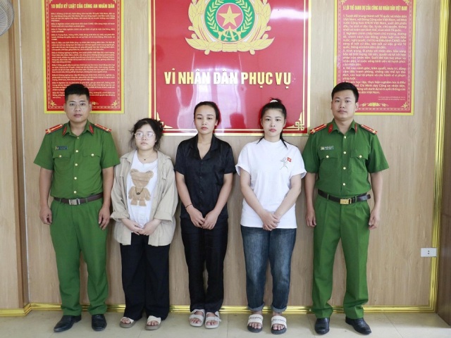 Các đối tượng Vi Thị Lan, Lô Thị Vuông và Lô Thị Nhâm tại Cơ quan Công an.