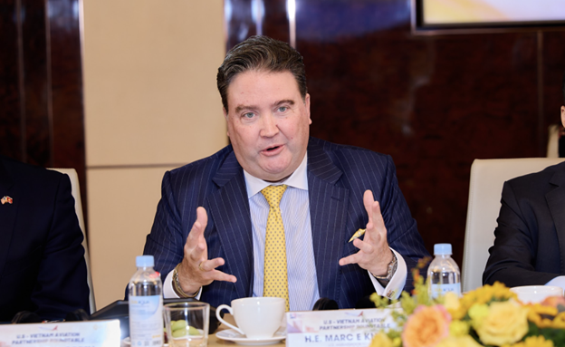 Đại sứ Marc E. Knapper Đại sứ Marc E. Knapper