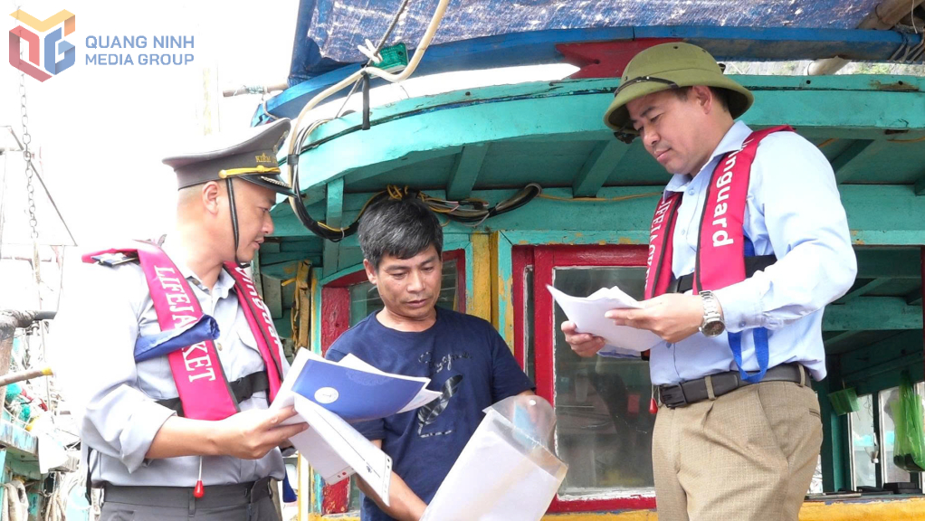 Các lực lượng chức năng kiểm tra, kiểm soát tàu cá đánh bắt thủy hải sản trên vùng biển Vịnh Hạ Long.
