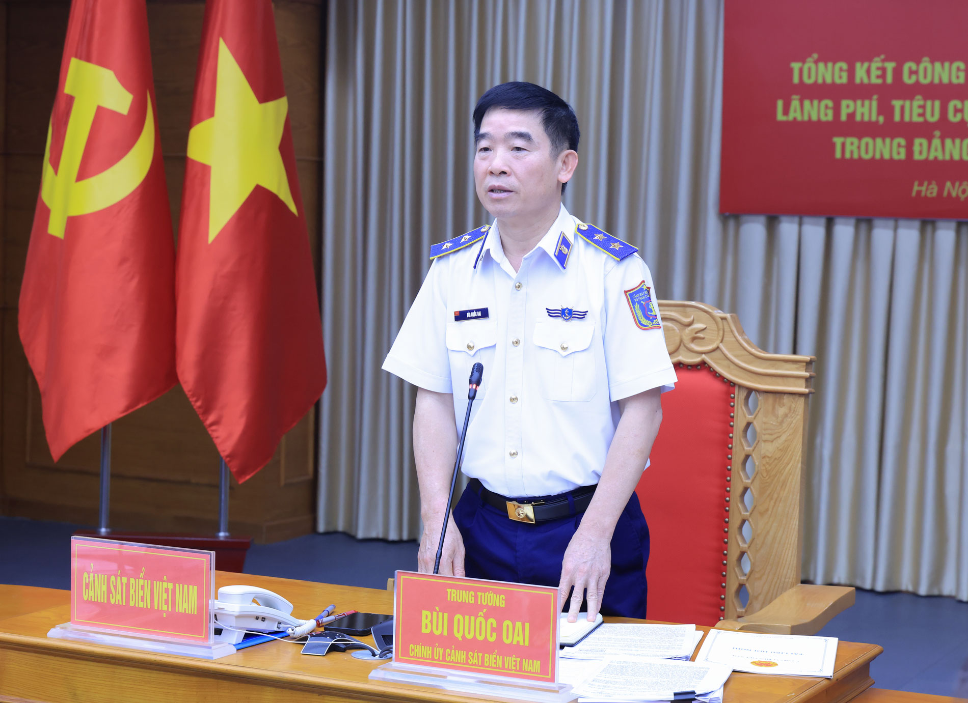 Trung tướng Bùi Quốc Oai - Bí thư Đảng ủy, Chính ủy Cảnh sát biển Việt Nam phát biểu kết luận Hội nghị. Trung tướng Bùi Quốc Oai - Bí thư Đảng ủy, Chính ủy Cảnh sát biển Việt Nam phát biểu kết luận Hội nghị.