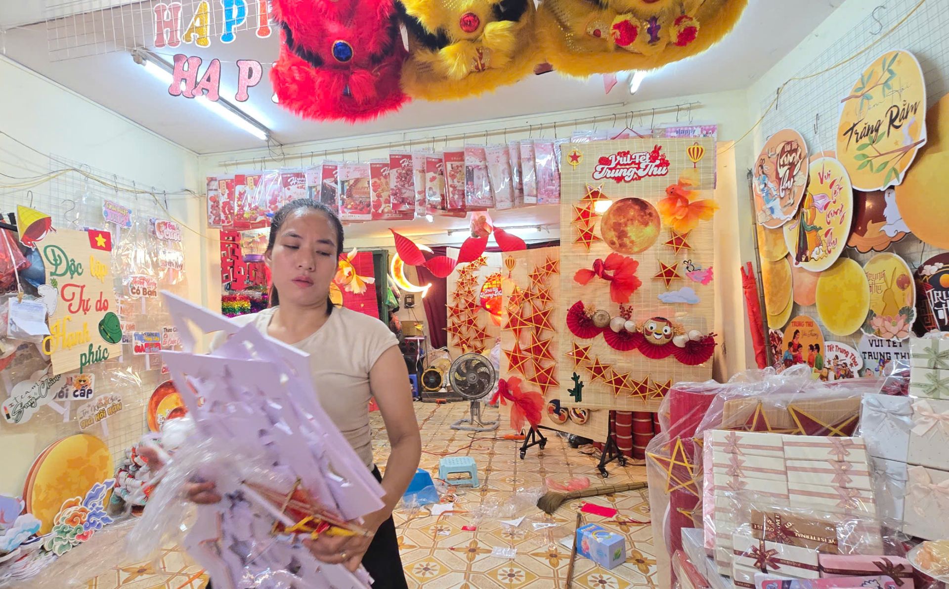 Chị Thảo, một tiểu thương làm mành trang trí Trung thu trên phố Hàng Mã chia sẻ: Dịp này mới đầu mùa nên lượng người mua vẫn chưa được nhiều. Các sản phẩm mành trang trí năm nay được làm đa dạng, nhiều mẫu mã hơn, giá cả giao động từ 300 đến 700 ngàn đồng tùy kích thước.