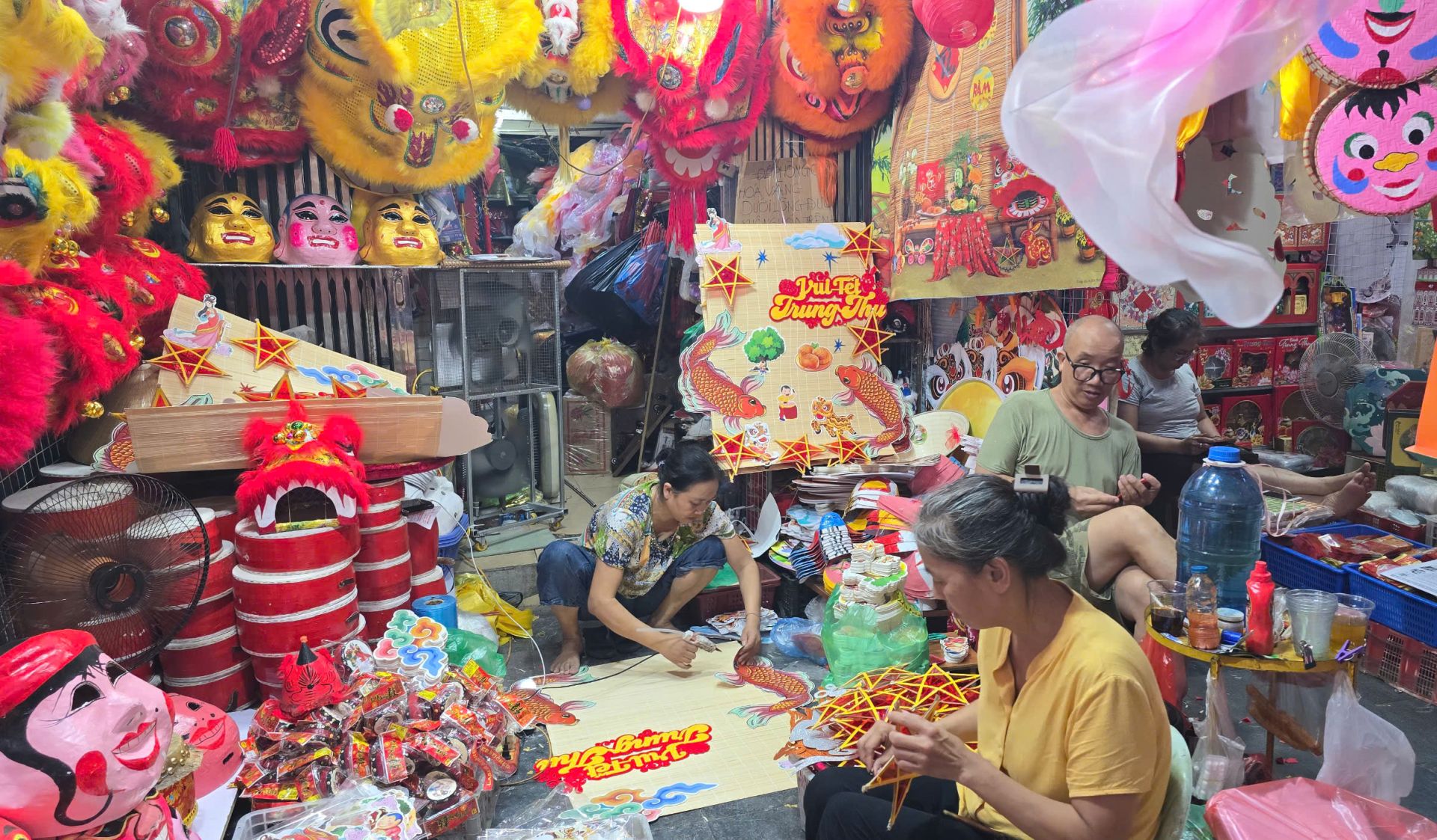 Các nghệ nhân Hàng Mã vẫn đang miệt mài 