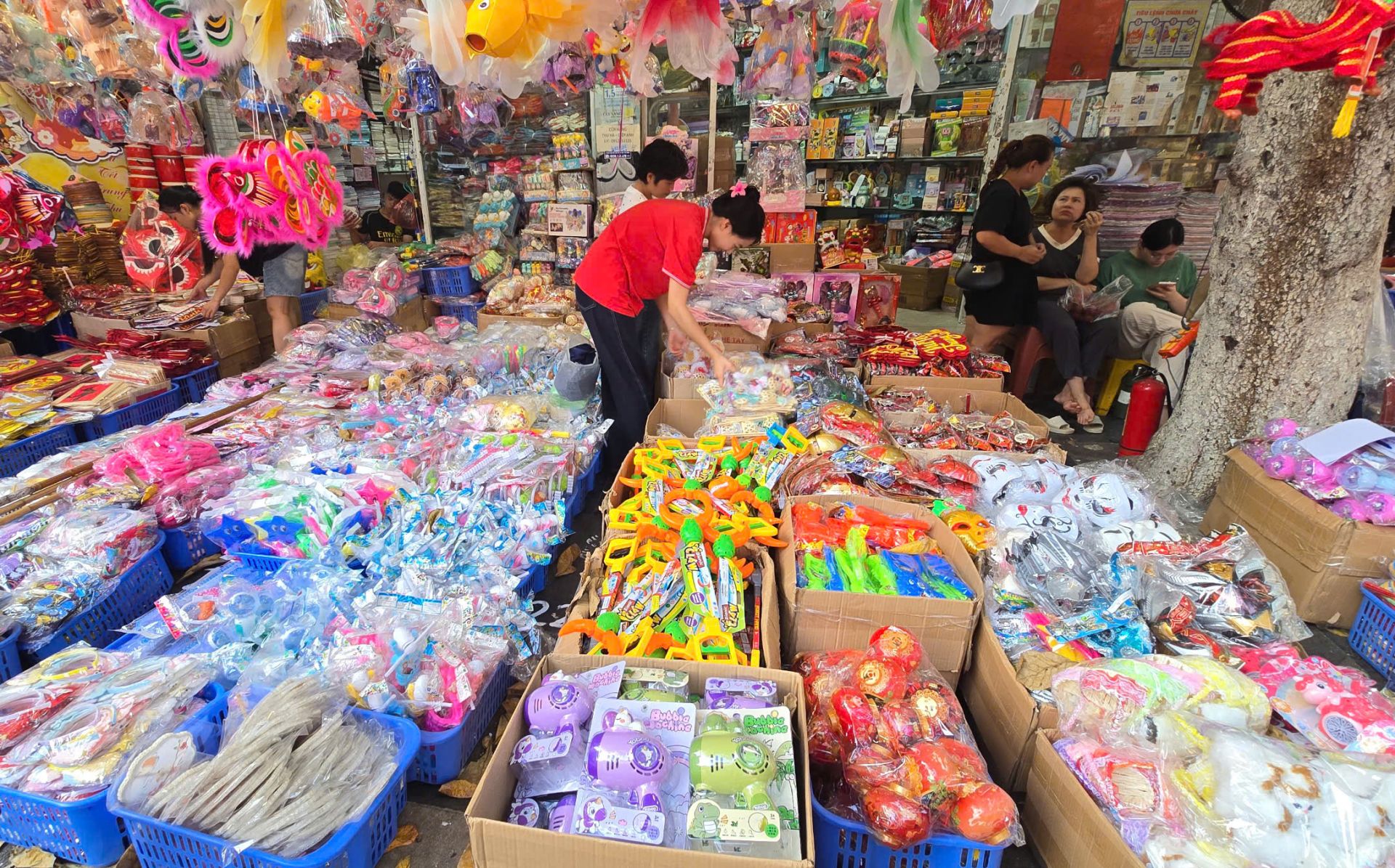 Những món đồ này bắt mắt, giá rẻ, dễ thu hút trẻ em. Nhưng giữa sự lấp lánh ấy, có lúc người ta phải tự hỏi, liệu ký ức tuổi thơ của thế hệ mới sẽ còn gắn với ánh sáng dịu dàng của đèn ông sao, hay sẽ bị lấn át bởi ánh LED nhấp nháy vô hồn?