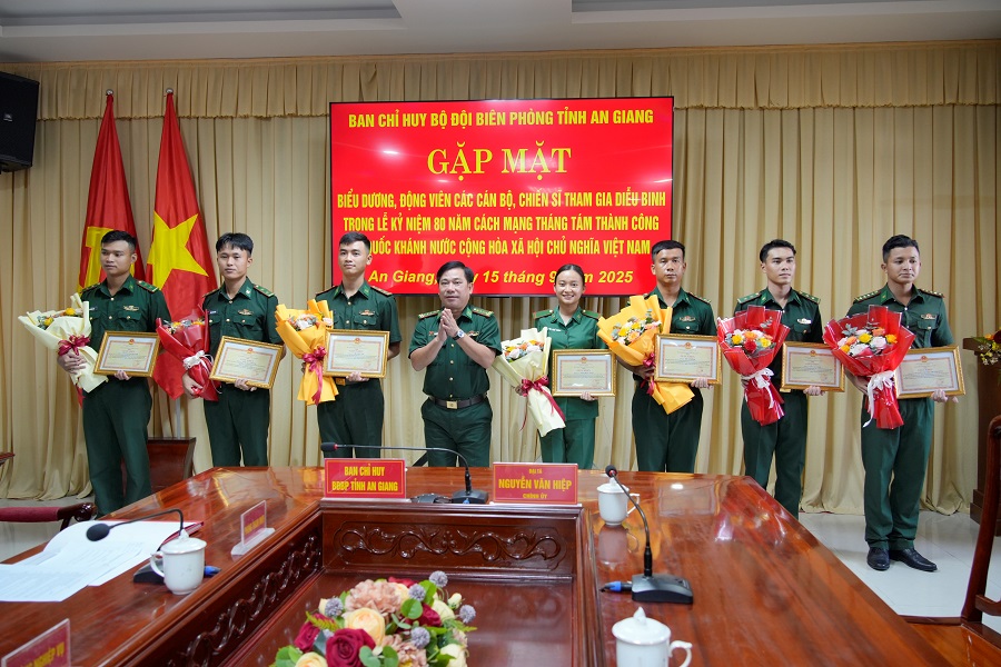 Gặp mặt tuyên dương, khen thưởng lực lượng tham gia diễu binh, diễu hành A80