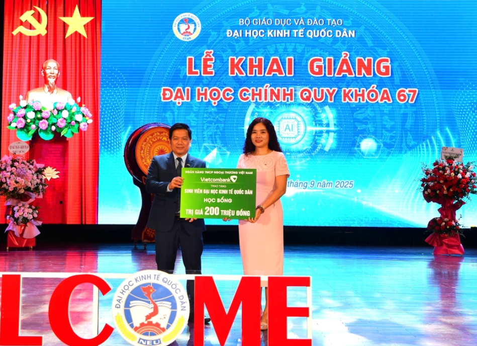 Vietcombank tặng học bổng 200 triệu đồng cho sinh viên Đại học Kinh tế Quốc dân