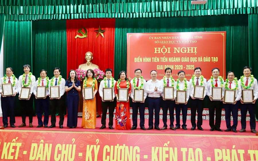 Phó Trưởng ban Tuyên giáo và Dân vận Tỉnh ủy Hà Tĩnh Đặng Thị Quỳnh Diệp vinh danh các cá nhân điển hình tiên tiến.