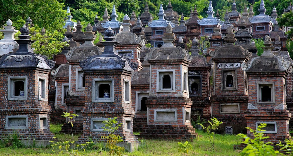 vườn tháp chùa Bổ Đà được xây dựng trong khoảng 300 năm từ khi sư tổ có tên tục là Phạm Kim Hưng viên tịch. Vườn tháp chùa Bổ Đà không chỉ là nơi an táng tăng ni của chùa hay thuộc phái Lâm Tế, mà còn dành cho những người từng tu học tại đây rồi đi trụ trì nơi khác, hoặc là hậu duệ của phái Lâm Tế. Khi tuổi cao, không có đệ tử kế thừa, họ có thể trở về chốn Tổ, xin phép các hòa thượng để được an táng trong khu vườn tháp và đều được chấp thuận. vườn tháp chùa Bổ Đà được xây dựng trong khoảng 300 năm từ khi sư tổ có tên tục là Phạm Kim Hưng viên tịch. Vườn tháp chùa Bổ Đà không chỉ là nơi an táng tăng ni của chùa hay thuộc phái Lâm Tế, mà còn dành cho những người từng tu học tại đây rồi đi trụ trì nơi khác, hoặc là hậu duệ của phái Lâm Tế. Khi tuổi cao, không có đệ tử kế thừa, họ có thể trở về chốn Tổ, xin phép các hòa thượng để được an táng trong khu vườn tháp và đều được chấp thuận.