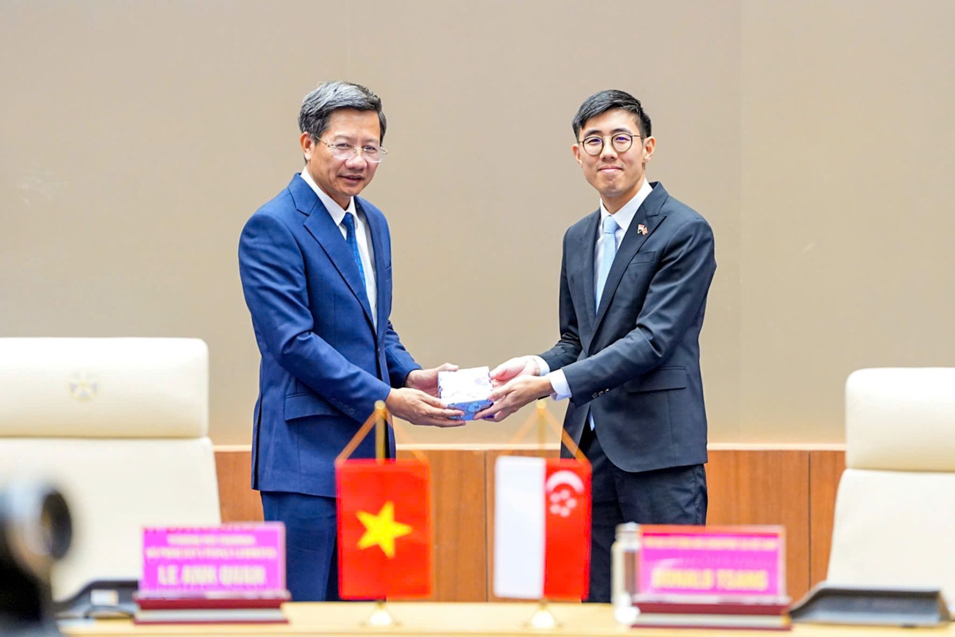 Phó Chủ tịch Thường trực UBND thành phố Lê Anh Quân và Phó Đại sứ Singapore tại Việt Nam Donald Tsang trao quà lưu niệm. Phó Chủ tịch Thường trực UBND thành phố Lê Anh Quân và Phó Đại sứ Singapore tại Việt Nam Donald Tsang trao quà lưu niệm.