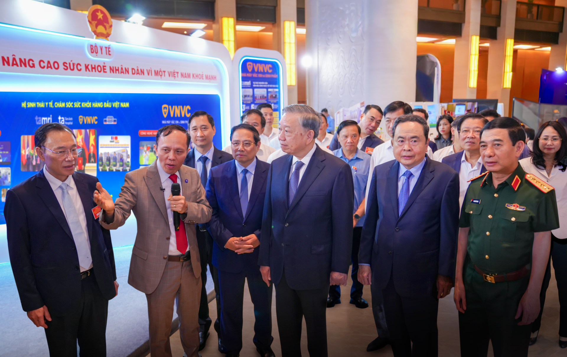 Tổng Bí thư Tô Lâm, Thủ tướng Chính phủ Phạm Minh Chính, Chủ tịch Quốc hội Trần Thanh Mẫn, Đại tướng Phan Văn Giang - Bộ trưởng Bộ Quốc phòng thăm dàn Robot AI do PGS.TS.BS Nguyễn Xuân Hiền, Giám đốc Trung tâm Chẩn đoán hình ảnh và Điện quang can thiệp Bệnh viện Đa khoa Tâm Anh Hà Nội giới thiệu