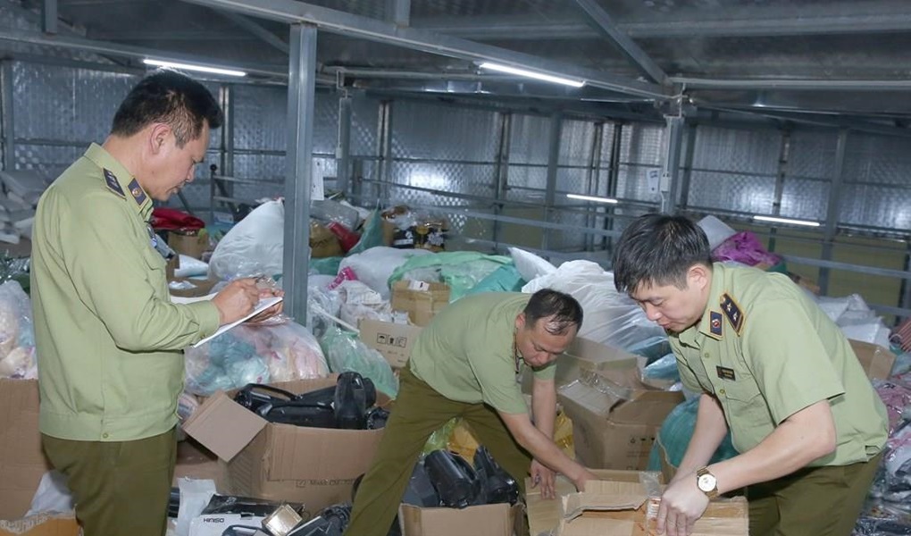 Lực lượng Quản lý thị trường tiến hành kiểm tra, niêm phong hàng hóa vi phạm