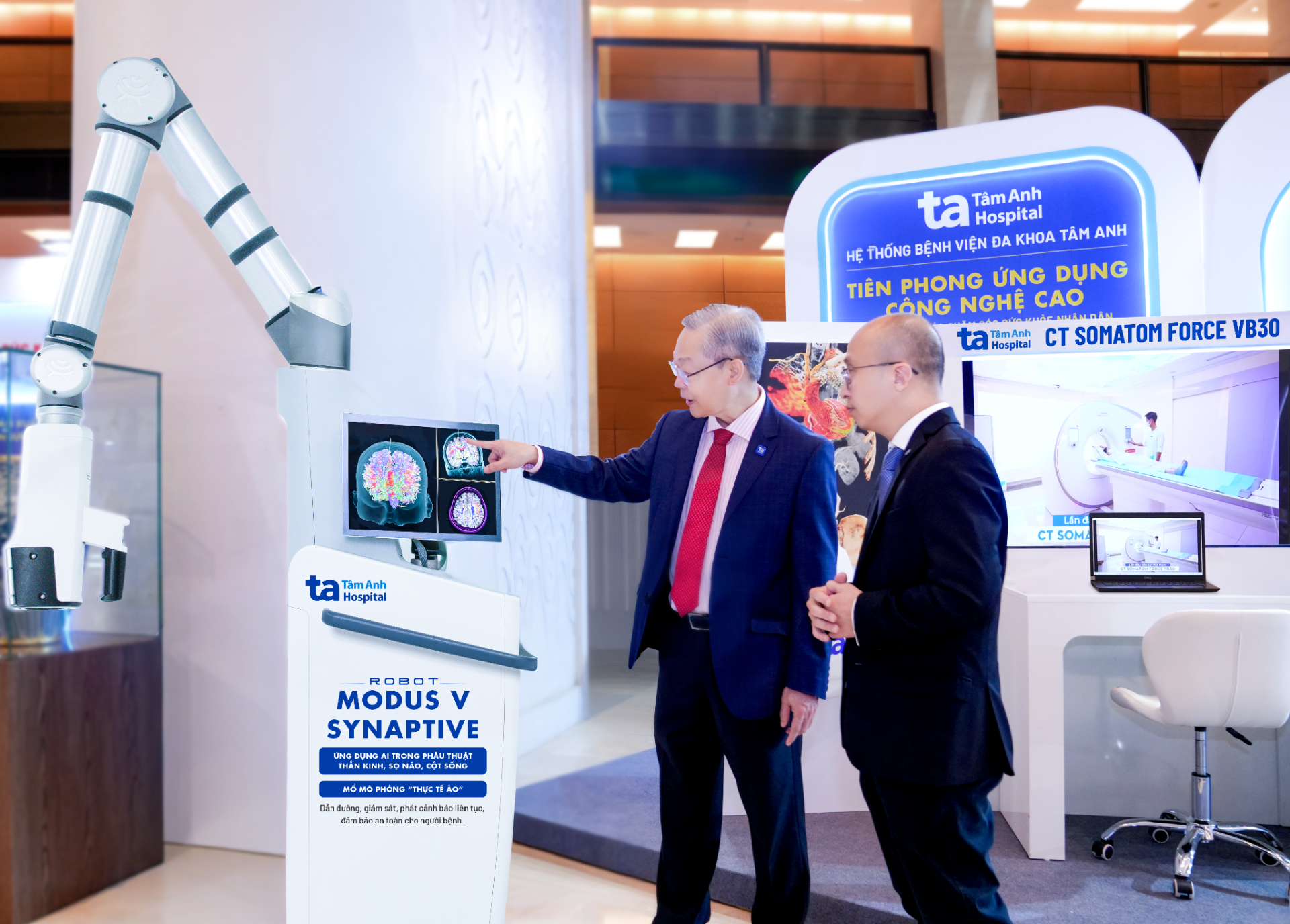 TTƯT.ThS.BS.CKII Chu Tấn Sĩ, Trưởng khoa Ngoại Thần kinh - Cột sống, Trung tâm Khoa học Thần kinh, Bệnh viện Đa khoa Tâm Anh TP.HCM chia sẻ về ưu điểm của Robot AI Modus V Synaptive trong phẫu thuật thần kinh-sọ não-cột sống