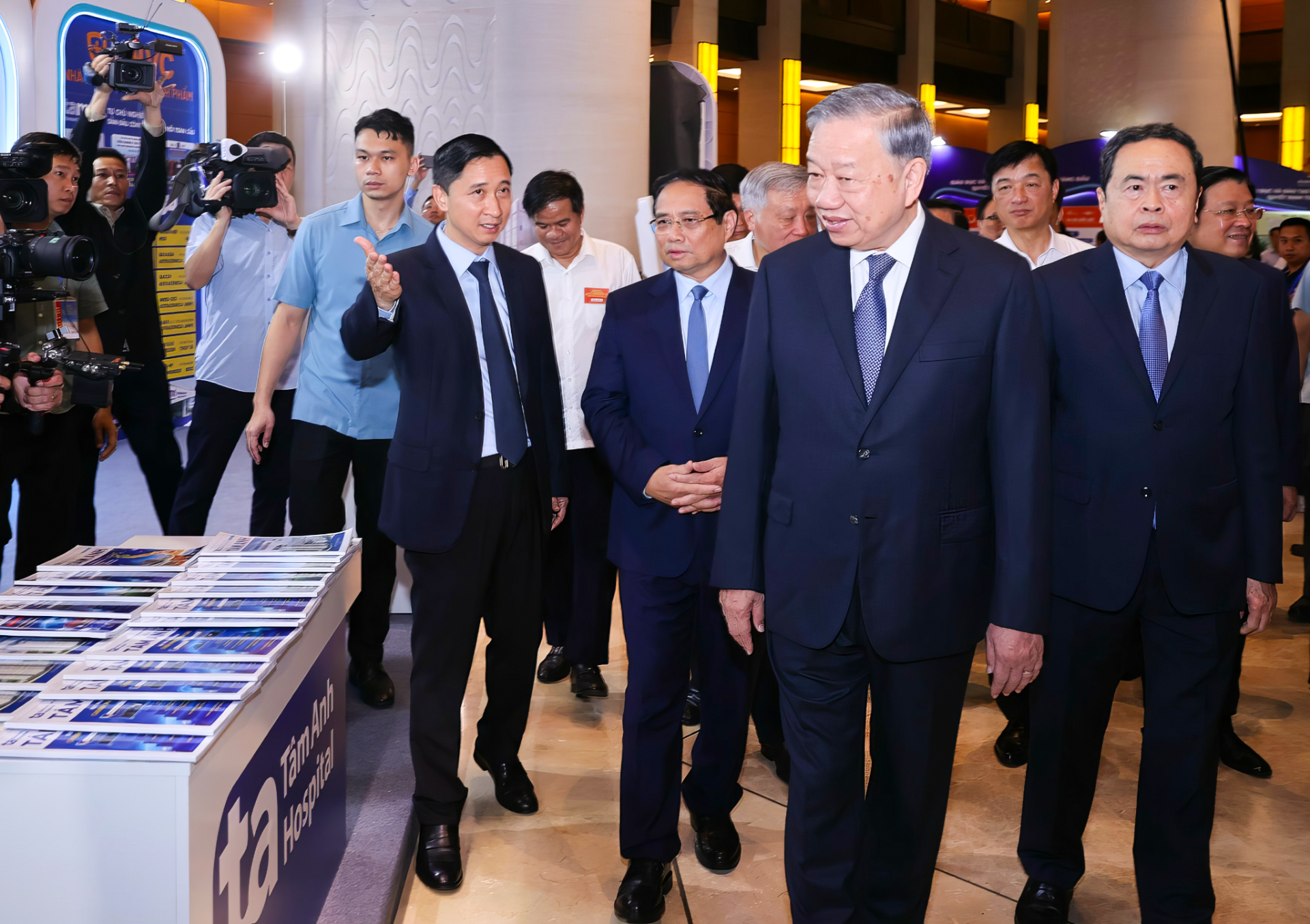 Ông Ngô Chí Dũng, Chủ tịch Hội đồng Quản trị Hệ thống Bệnh viện Đa khoa Tâm Anh giới thiệu với Tổng Bí thư Tô Lâm và các lãnh đạo cấp cao của Đảng, Nhà nước về khu vực trưng bày của Hệ thống Bệnh viện Đa khoa Tâm Anh tại triển lãm