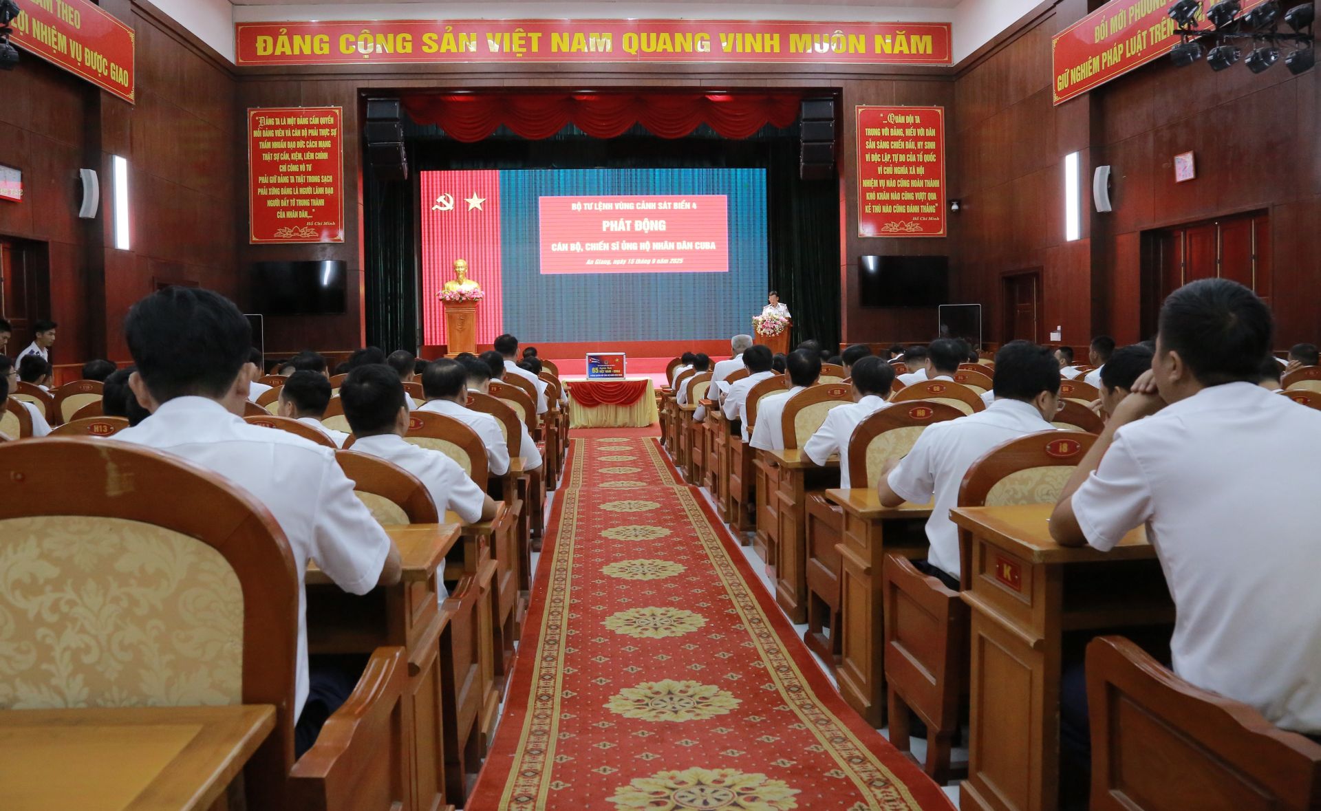 Quang cảnh buổi phát động.