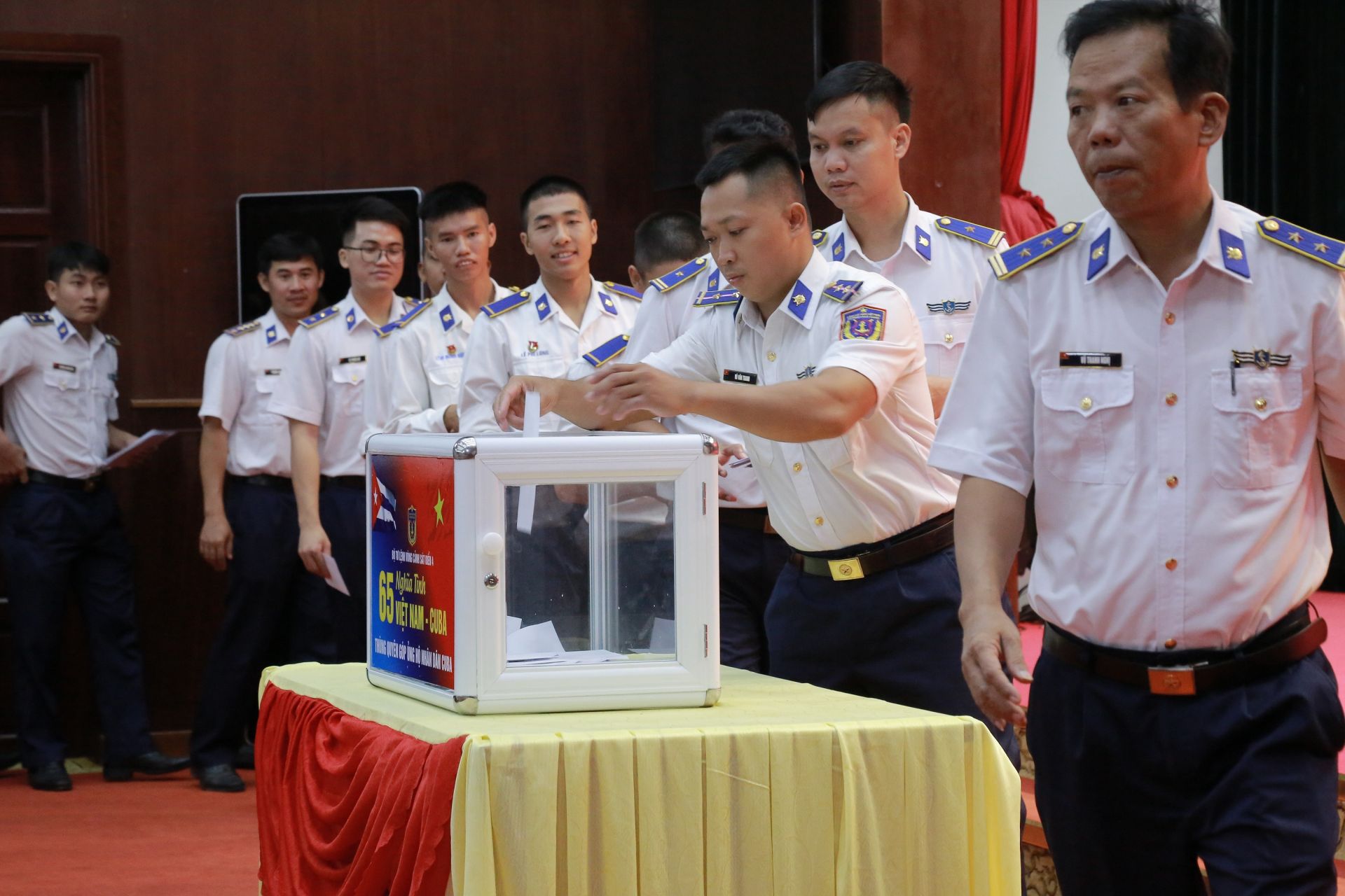 Cán bộ, chiến sĩ BTL Vùng Cảnh sát biển 4 quyên góp ủng hộ Nhân dân Cuba.