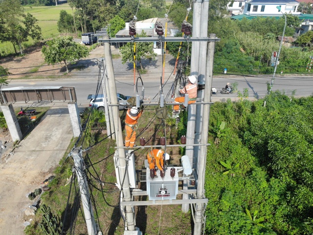 Công nhân Công ty Điện lực Nghệ An thực hiện xử lý khiếm khuyết trên đường dây 371E15.36. Công nhân Công ty Điện lực Nghệ An thực hiện xử lý khiếm khuyết trên đường dây 371E15.36.