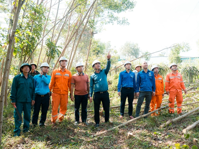 Ông Phạm Công Thành – Giám đốc PC Nghệ An trực tiếp xuống hiện trường, phối hợp với chính quyền địa phương và lực lượng chức năng tăng cường công tác dân vận, vận động xử lý dứt điểm các điểm vi phạm hành lang an toàn lưới điện. Ông Phạm Công Thành – Giám đốc PC Nghệ An trực tiếp xuống hiện trường, phối hợp với chính quyền địa phương và lực lượng chức năng tăng cường công tác dân vận, vận động xử lý dứt điểm các điểm vi phạm hành lang an toàn lưới điện.