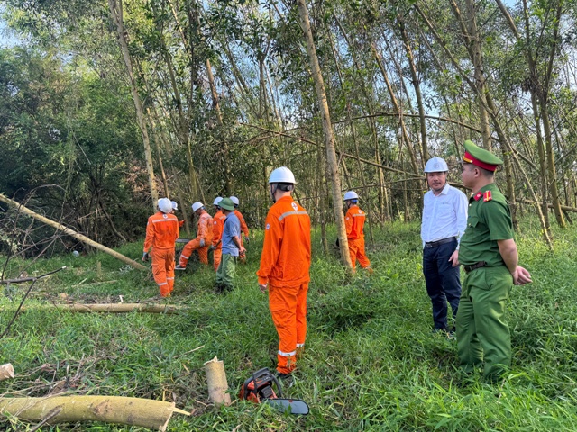 Lực lượng chức năng địa phương phối hợp tham gia cùng PC Nghệ An. Lực lượng chức năng địa phương phối hợp tham gia cùng PC Nghệ An.