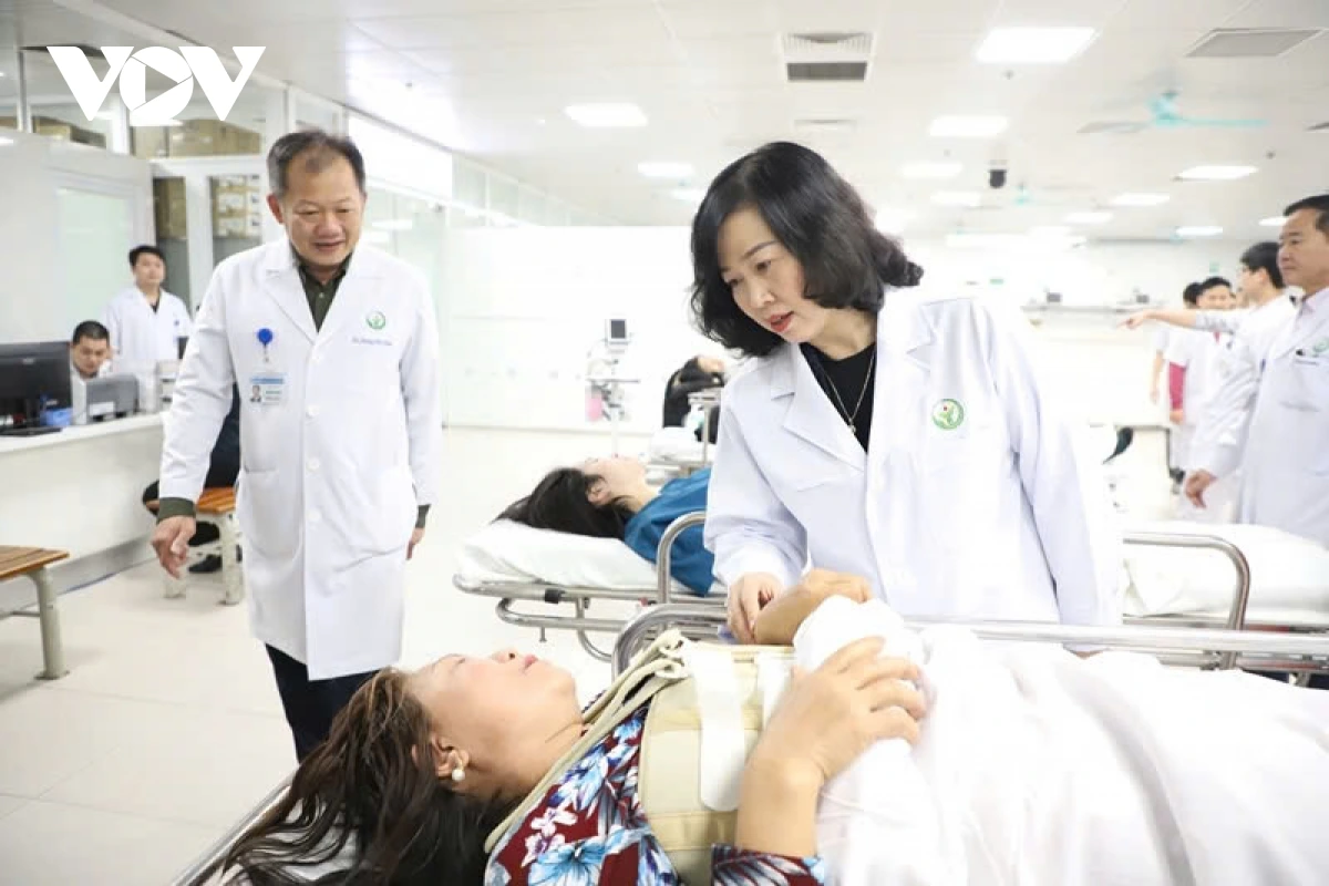 Bà Đào Hồng Lan, Bộ trưởng Bộ Y tế thăm hỏi sức khỏe người bệnh