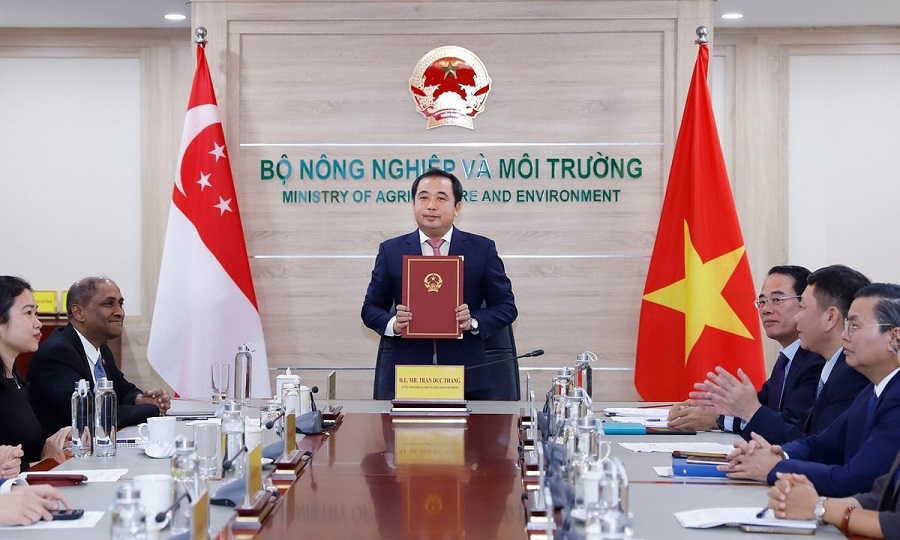Quyền Bộ trưởng Trần Đức Thắng nhấn mạnh: "Việc ký kết khẳng định vai trò và trách nhiệm của Việt Nam và Singapore trong thúc đẩy trao đổi kết quả giảm phát thải khí nhà kính và tín chỉ carbon”. Ảnh: Khương Trung.