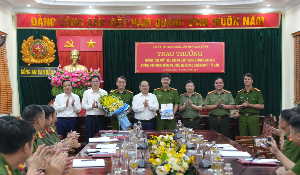 Cao Bằng khen thưởng Công an tỉnh triệt phá đường dây lừa đảo xuyên quốc gia