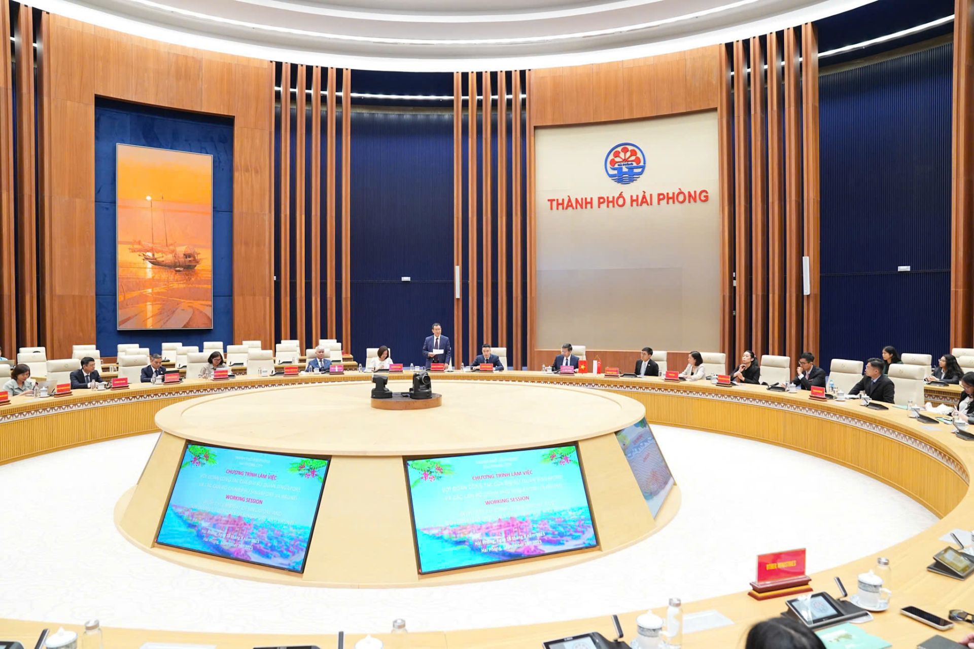 Toàn cảnh buổi làm việc. Toàn cảnh buổi làm việc.