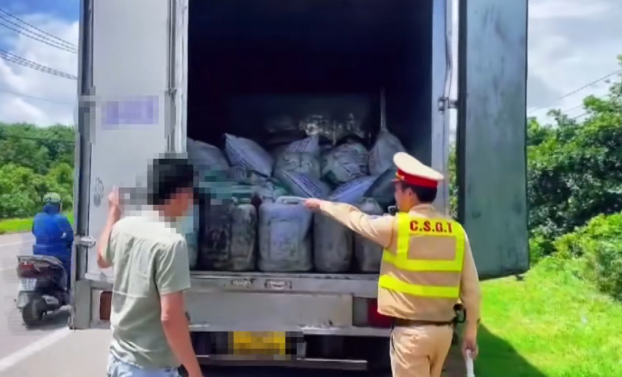 Đồng Nai: Bắt quả tang xe tải chở gần 7 tấn mỡ động vật không rõ nguồn gốc