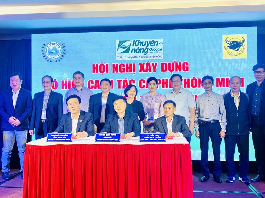 : Chương trình Canh tác cà phê thông minh do Công ty CP Phân bón Bình Điền phối hợp với Trung tâm Khuyến nông Quốc gia và Viện Khoa học Kỹ thuật Nông Lâm nghiệp Tây Nguyên triển khai thực hiện tại 5 tỉnh Tây Nguyên từ năm 2023 với mục tiêu xây dựng được quy trình canh tác thông minh giúp tăng hiệu quả sản xuất, cải thiện năng suất và chất lượng hạt cà phê, đồng thời thích ứng với biến đổi khí hậu, tiết kiệm tài nguyên, bảo vệ môi trường và nâng cao thu nhập bền vững cho nông dân.. : Chương trình Canh tác cà phê thông minh do Công ty CP Phân bón Bình Điền phối hợp với Trung tâm Khuyến nông Quốc gia và Viện Khoa học Kỹ thuật Nông Lâm nghiệp Tây Nguyên triển khai thực hiện tại 5 tỉnh Tây Nguyên từ năm 2023 với mục tiêu xây dựng được quy trình canh tác thông minh giúp tăng hiệu quả sản xuất, cải thiện năng suất và chất lượng hạt cà phê, đồng thời thích ứng với biến đổi khí hậu, tiết kiệm tài nguyên, bảo vệ môi trường và nâng cao thu nhập bền vững cho nông dân..