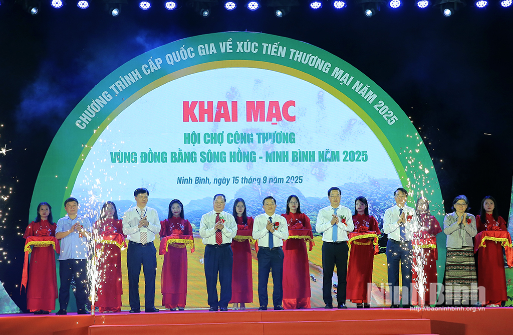 Các đại biểu thực hiện nghi thức cắt băng