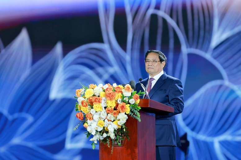 Thủ tướng nêu rõ, Triển lãm lần này đã thể hiện rõ sự hấp dẫn, vẻ đẹp tinh tế, hài hoà của sự giao thoa giữa truyền thống và hiện đại, kết nối quá khứ hào hùng với hiện tại kiên cường và tương lai tươi sáng - Ảnh VPG/Nhật Bắc