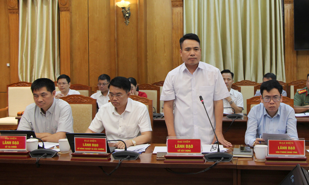 Đại diện lãnh đạo Sở Xây dựng trao đổi một số nội dung.