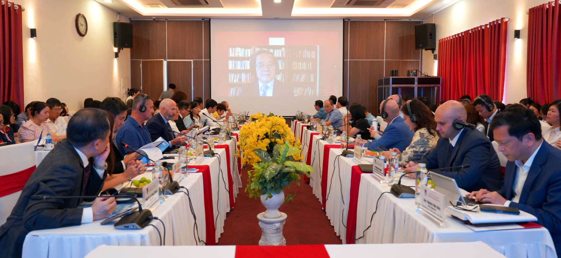 Các diễn giả thảo luận về những động lực tăng trưởng hiện đại, bền vững trong kỷ nguyên mới. Các diễn giả thảo luận về những động lực tăng trưởng hiện đại, bền vững trong kỷ nguyên mới.