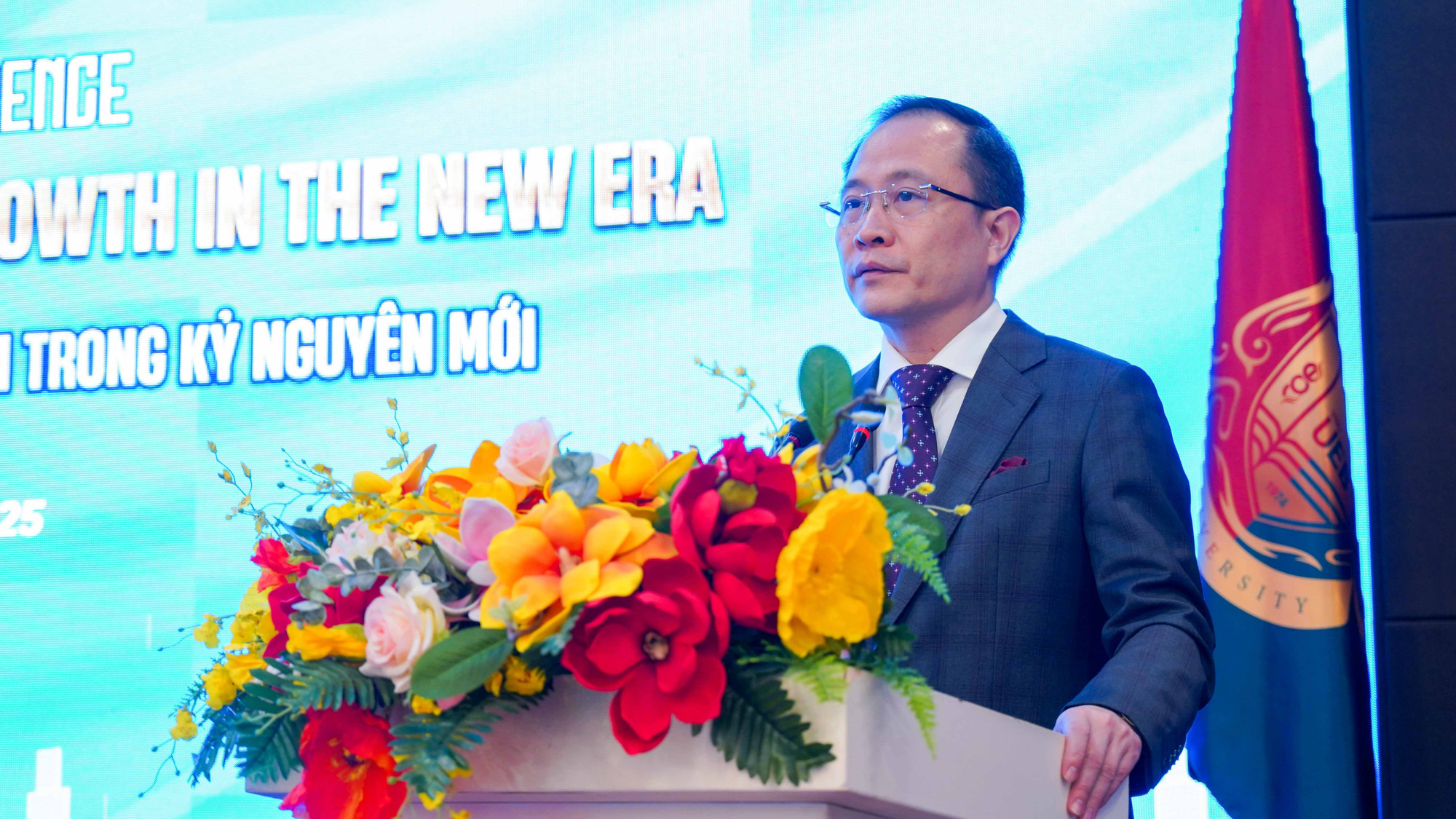 Phó Giáo sư, Tiến sĩ Lê Trung Thành, Hiệu trưởng Trường đại học Kinh tế, Đại học quốc gia Hà Nội khẳng định Việt Nam cần kiến tạo các động lực tăng trưởng mới. Phó Giáo sư, Tiến sĩ Lê Trung Thành, Hiệu trưởng Trường đại học Kinh tế, Đại học quốc gia Hà Nội khẳng định Việt Nam cần kiến tạo các động lực tăng trưởng mới.