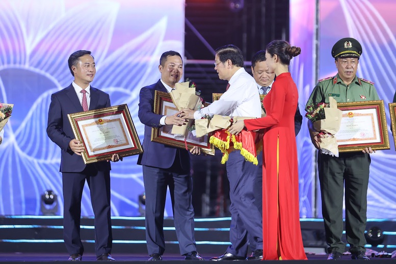 Tổng Giám đốc Cổng Thông tin điện tử Chính phủ Nguyễn Hồng Sâm thay mặt Văn phòng Chính phủ nhận Bằng khen của Thủ tướng Chính phủ - Ảnh: VGP/Nhật Bắc