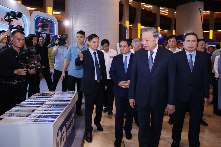 Các đại biểu tham quan triển lãm những thành tựu nổi bật trong hai lĩnh vực y tế và giáo dục tại điểm cầu chính Nhà Quốc hội - Ảnh: VGP/Nhật Bắc