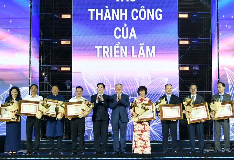 Phó Thủ tướng Thường trực Nguyễn Hoà Bình và Phó Thủ tướng Mai Văn Chính trao Bằng khen của Thủ tướng Chính phủ tặng các tập thể, cá nhân có thành tích xuất sắc trong tổ chức và thực hiện triển lãm - Ảnh VGP/Nhật Bắc