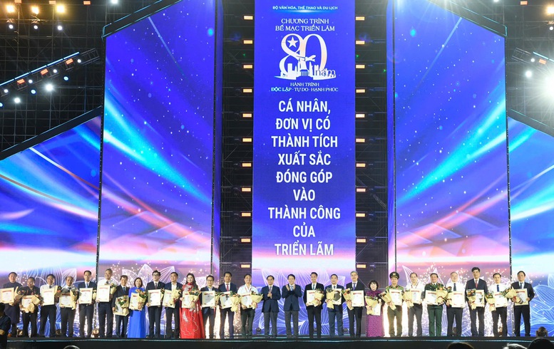 Phó Thủ tướng Bùi Thanh Sơn và Bộ trưởng Bộ Công an Lương Tam Quang trao giải “Không gian trưng bày tiêu biểu” cho các đơn vị tham gia - Ảnh VGP/Nhật Bắc