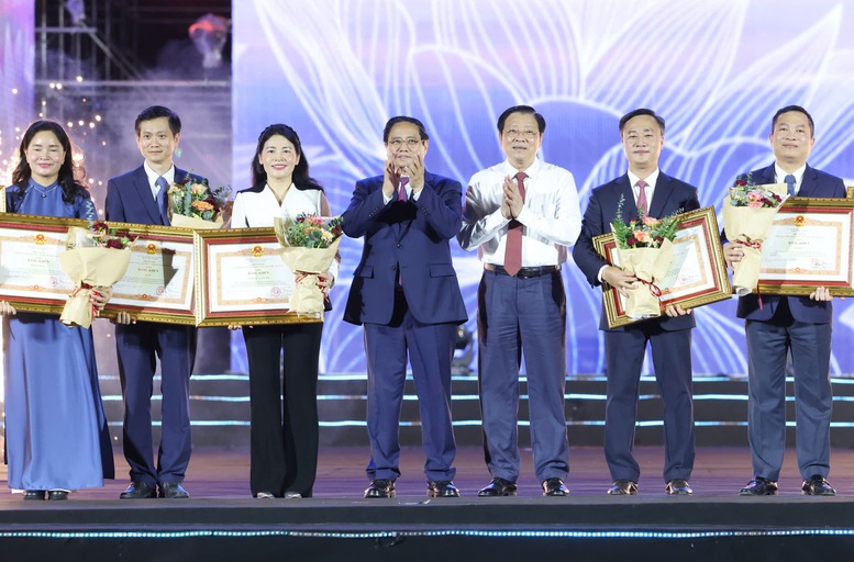 Thủ tướng Phạm Minh Chính và Trưởng Ban Nội chính Trung ương Phan Đình Trạc chúc mừng các cơ quan được trao Bằng khen của Thủ tướng Chính phủ vì có thành tích xuất sắc trong tổ chức và thực hiện Triển lãm - Ảnh: VGP/Nhật Bắc