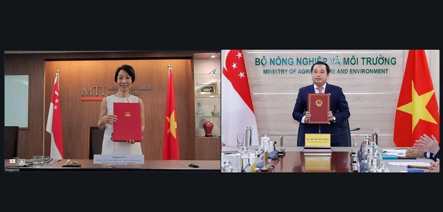 Chính phủ Việt Nam và Chính phủ Singapore chính thức ký kết Thỏa thuận thực hiện theo Điều 6 của Thỏa thuận Paris về biến đổi khí hậu. Sự kiện diễn ra trực tuyến với sự tham dự của Quyền Bộ trưởng Bộ Nông nghiệp và Môi trường Việt Nam Trần Đức Thắng và Bộ trưởng Bộ Môi trường và Bền vững kiêm Bộ trưởng phụ trách Quan hệ Thương mại Singapore Grace Fu. Ảnh: Khương Trung.